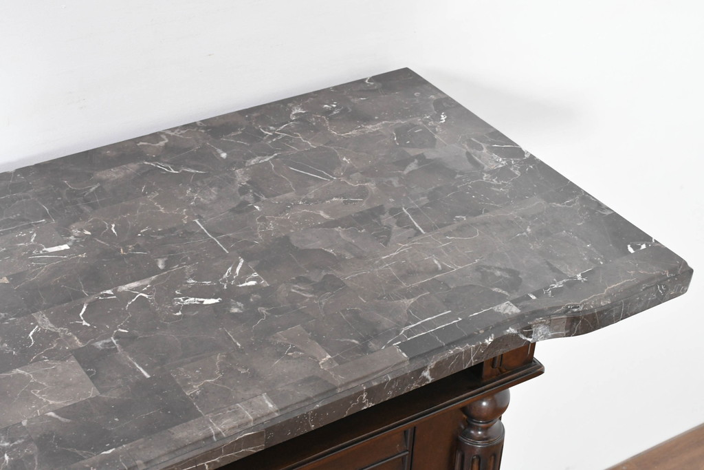 中古　美品　希少な廃番品　アシュレイファニチャー(Ashley Furniture)　クラシックな佇まいで空間を格調高く演出するアンティーク調の重厚なバーカウンター(バーキャビネット、ワインキャビネット、ワインラック、キッチンカウンター、収納棚、戸棚)(定価約55万円)(R-083760)
