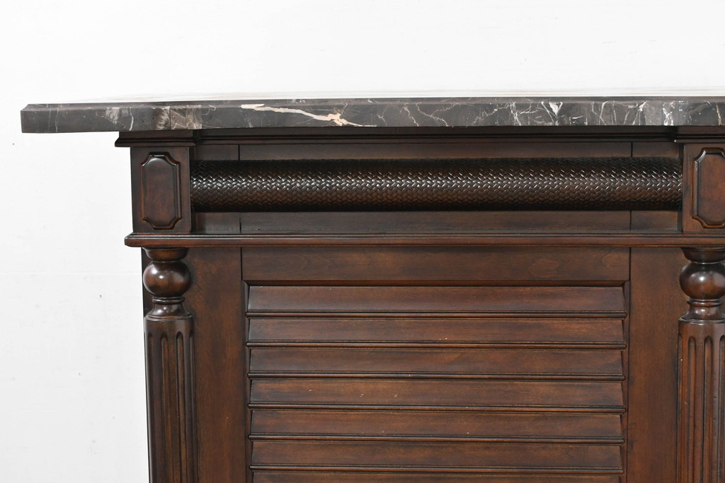 中古　美品　希少な廃番品　アシュレイファニチャー(Ashley Furniture)　クラシックな佇まいで空間を格調高く演出するアンティーク調の重厚なバーカウンター(バーキャビネット、ワインキャビネット、ワインラック、キッチンカウンター、収納棚、戸棚)(定価約55万円)(R-083760)