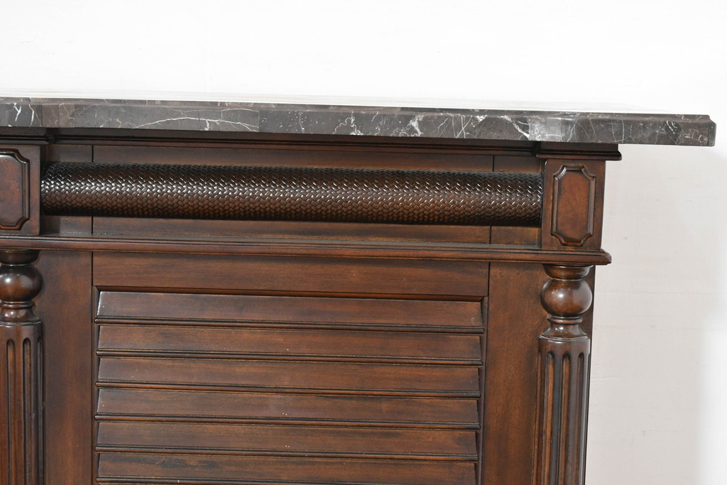 中古　美品　希少な廃番品　アシュレイファニチャー(Ashley Furniture)　クラシックな佇まいで空間を格調高く演出するアンティーク調の重厚なバーカウンター(バーキャビネット、ワインキャビネット、ワインラック、キッチンカウンター、収納棚、戸棚)(定価約55万円)(R-083760)