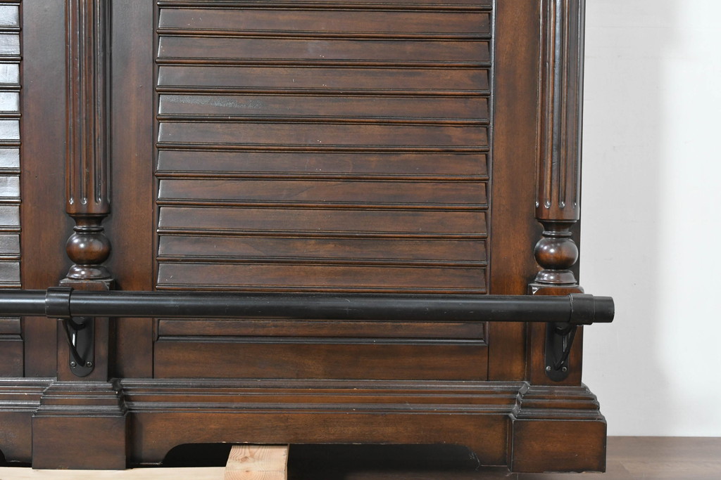 中古　美品　希少な廃番品　アシュレイファニチャー(Ashley Furniture)　クラシックな佇まいで空間を格調高く演出するアンティーク調の重厚なバーカウンター(バーキャビネット、ワインキャビネット、ワインラック、キッチンカウンター、収納棚、戸棚)(定価約55万円)(R-083760)