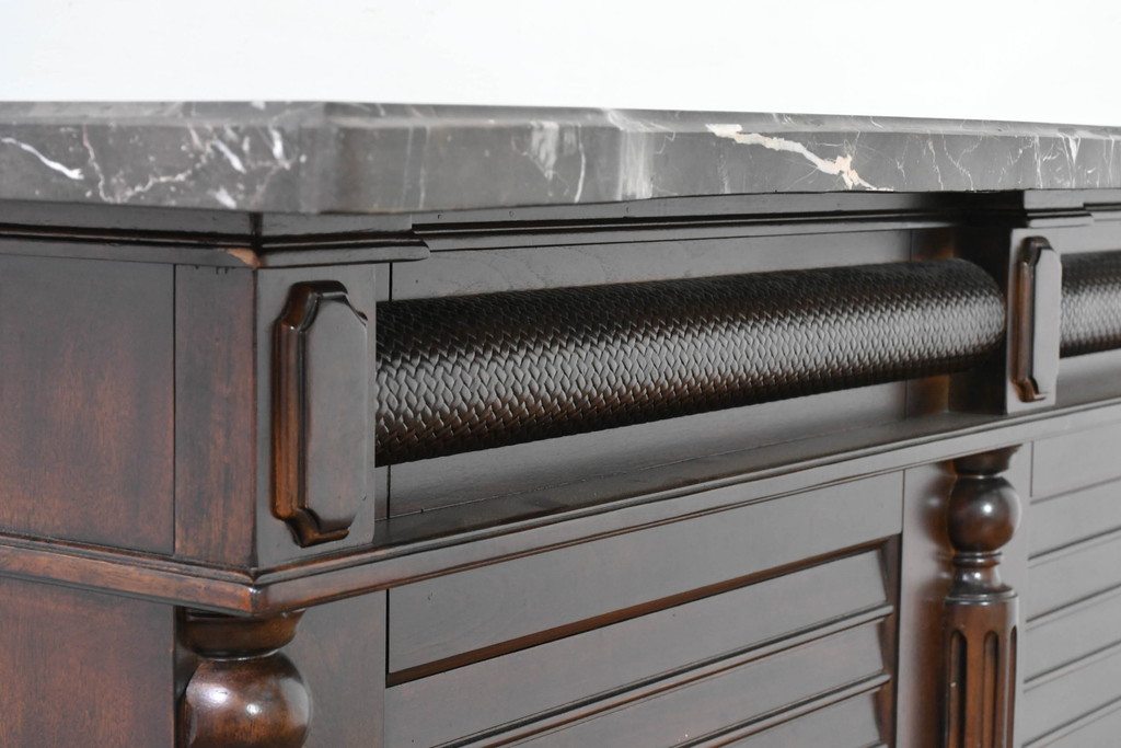 中古　美品　希少な廃番品　アシュレイファニチャー(Ashley Furniture)　クラシックな佇まいで空間を格調高く演出するアンティーク調の重厚なバーカウンター(バーキャビネット、ワインキャビネット、ワインラック、キッチンカウンター、収納棚、戸棚)(定価約55万円)(R-083760)