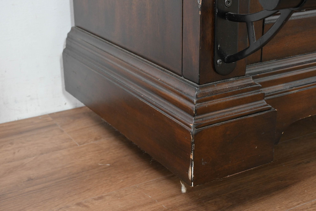 中古　美品　希少な廃番品　アシュレイファニチャー(Ashley Furniture)　クラシックな佇まいで空間を格調高く演出するアンティーク調の重厚なバーカウンター(バーキャビネット、ワインキャビネット、ワインラック、キッチンカウンター、収納棚、戸棚)(定価約55万円)(R-083760)