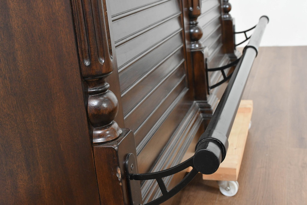 中古　美品　希少な廃番品　アシュレイファニチャー(Ashley Furniture)　クラシックな佇まいで空間を格調高く演出するアンティーク調の重厚なバーカウンター(バーキャビネット、ワインキャビネット、ワインラック、キッチンカウンター、収納棚、戸棚)(定価約55万円)(R-083760)