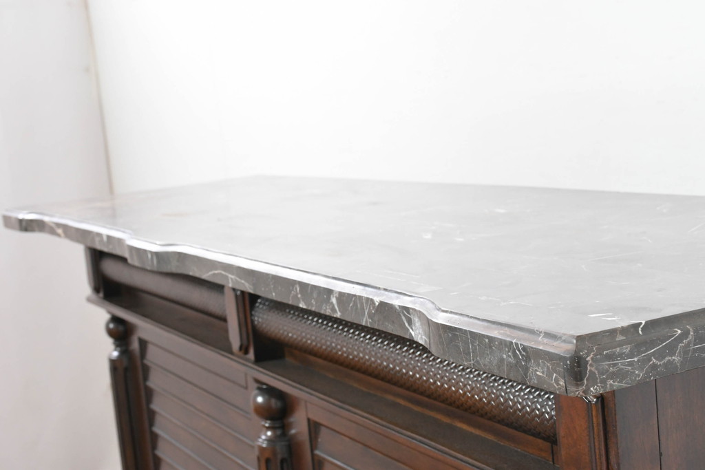 中古　美品　希少な廃番品　アシュレイファニチャー(Ashley Furniture)　クラシックな佇まいで空間を格調高く演出するアンティーク調の重厚なバーカウンター(バーキャビネット、ワインキャビネット、ワインラック、キッチンカウンター、収納棚、戸棚)(定価約55万円)(R-083760)