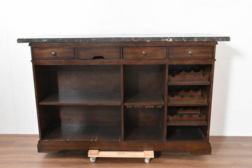 中古　美品　希少な廃番品　アシュレイファニチャー(Ashley Furniture)　クラシックな佇まいで空間を格調高く演出するアンティーク調の重厚なバーカウンター(バーキャビネット、ワインキャビネット、ワインラック、キッチンカウンター、収納棚、戸棚)(定価約55万円)(R-083760)