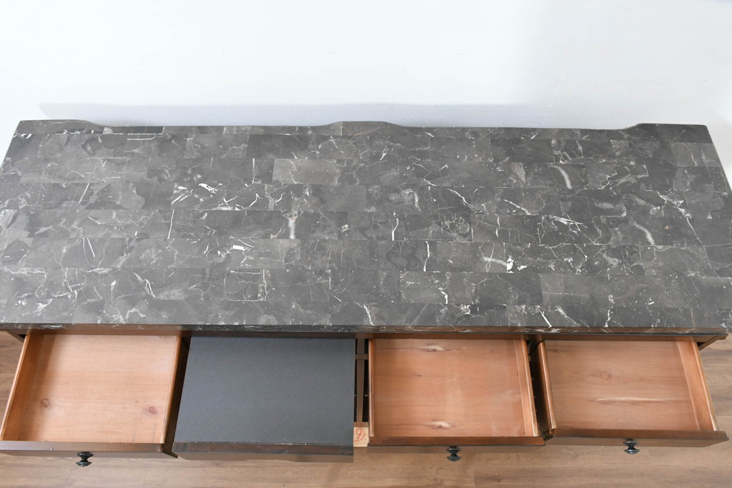 中古　美品　希少な廃番品　アシュレイファニチャー(Ashley Furniture)　クラシックな佇まいで空間を格調高く演出するアンティーク調の重厚なバーカウンター(バーキャビネット、ワインキャビネット、ワインラック、キッチンカウンター、収納棚、戸棚)(定価約55万円)(R-083760)