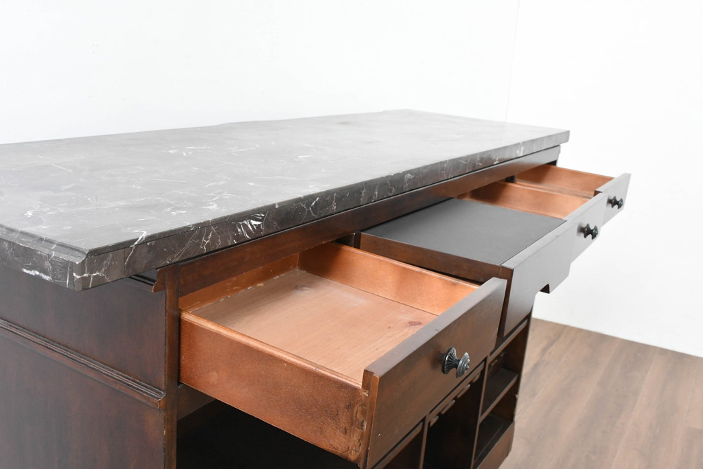 中古　美品　希少な廃番品　アシュレイファニチャー(Ashley Furniture)　クラシックな佇まいで空間を格調高く演出するアンティーク調の重厚なバーカウンター(バーキャビネット、ワインキャビネット、ワインラック、キッチンカウンター、収納棚、戸棚)(定価約55万円)(R-083760)