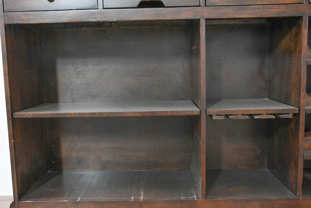 中古　美品　希少な廃番品　アシュレイファニチャー(Ashley Furniture)　クラシックな佇まいで空間を格調高く演出するアンティーク調の重厚なバーカウンター(バーキャビネット、ワインキャビネット、ワインラック、キッチンカウンター、収納棚、戸棚)(定価約55万円)(R-083760)