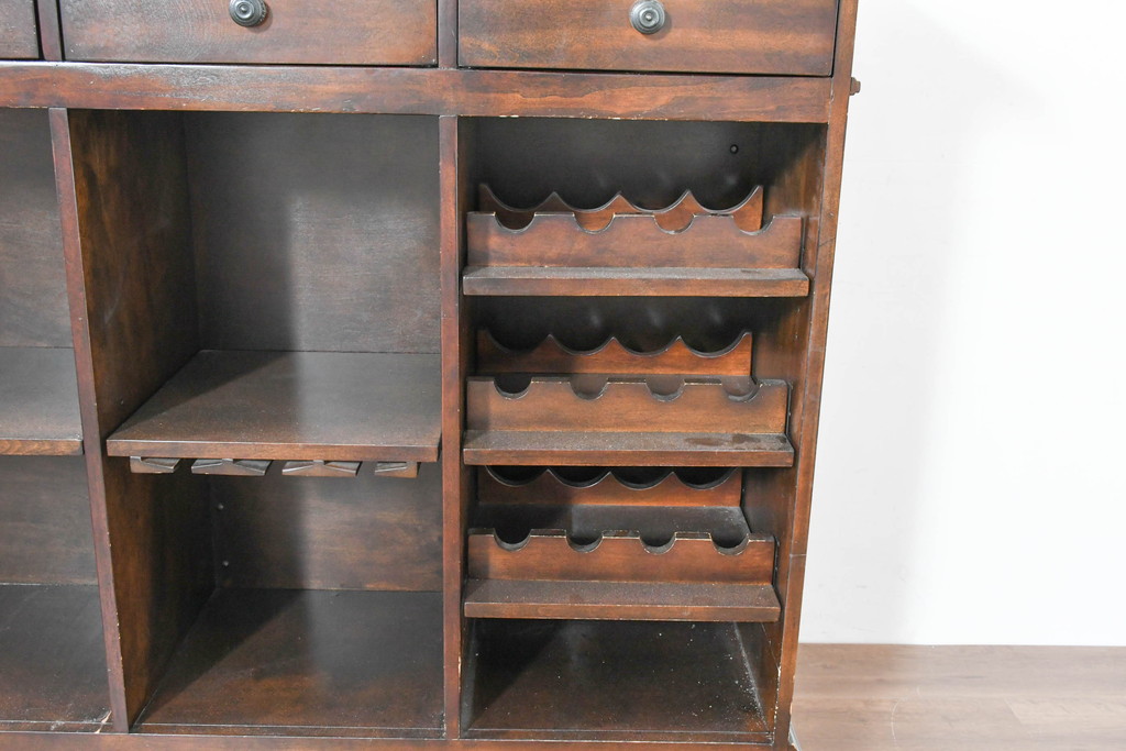 中古　美品　希少な廃番品　アシュレイファニチャー(Ashley Furniture)　クラシックな佇まいで空間を格調高く演出するアンティーク調の重厚なバーカウンター(バーキャビネット、ワインキャビネット、ワインラック、キッチンカウンター、収納棚、戸棚)(定価約55万円)(R-083760)