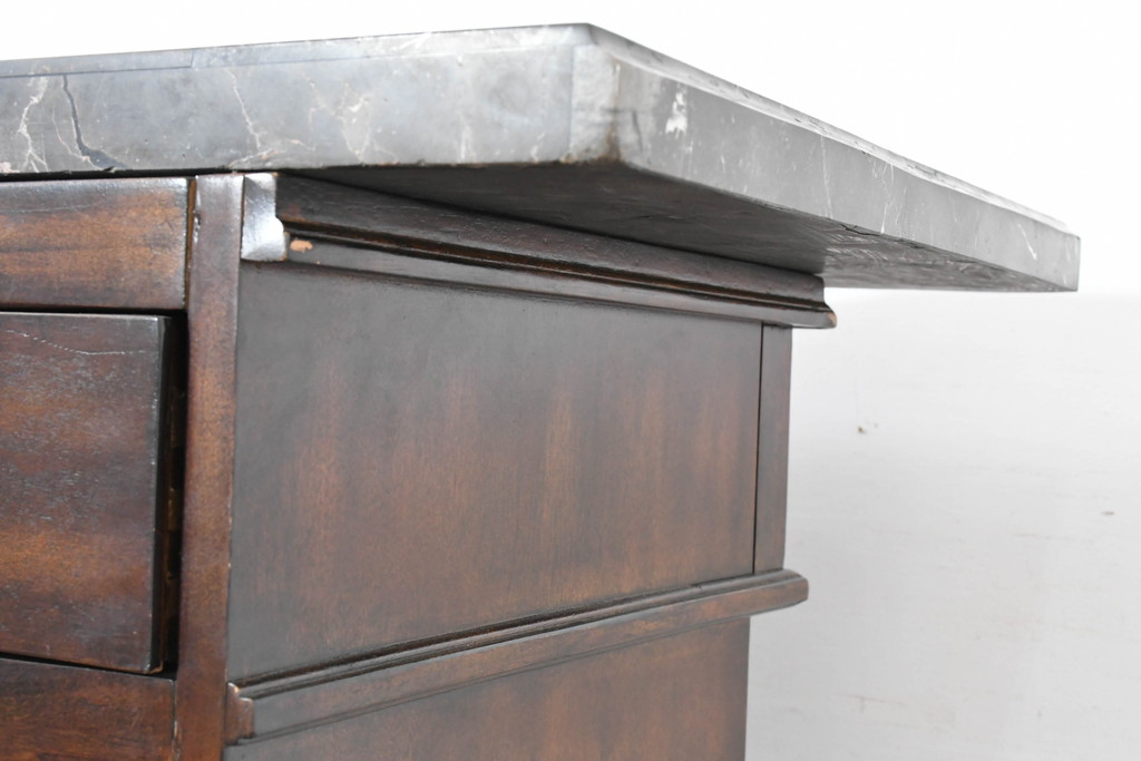 中古　美品　希少な廃番品　アシュレイファニチャー(Ashley Furniture)　クラシックな佇まいで空間を格調高く演出するアンティーク調の重厚なバーカウンター(バーキャビネット、ワインキャビネット、ワインラック、キッチンカウンター、収納棚、戸棚)(定価約55万円)(R-083760)