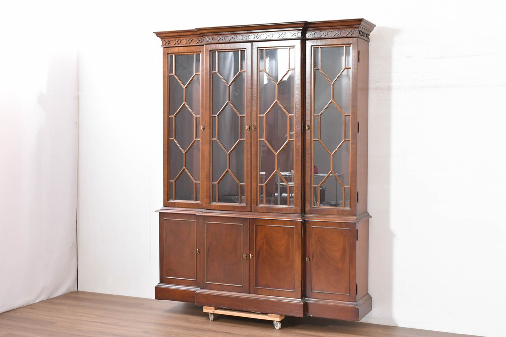 中古　美品　ヒッコリーチェア(HICKORY CHAIR)　上品な木目と繊細な装飾が魅力!!収納とディスプレイを兼ね備えたガラスキャビネット(収納棚、戸棚、カップボード、飾り棚、コレクションケース、ディスプレイケース)(R-083742)