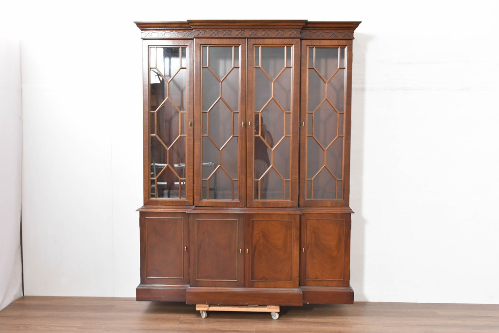 中古　美品　ヒッコリーチェア(HICKORY CHAIR)　上品な木目と繊細な装飾が魅力!!収納とディスプレイを兼ね備えたガラスキャビネット(収納棚、戸棚、カップボード、飾り棚、コレクションケース、ディスプレイケース)(R-083742)
