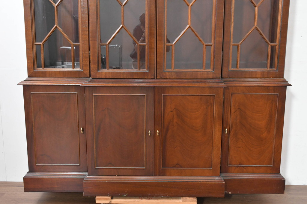 中古　美品　ヒッコリーチェア(HICKORY CHAIR)　上品な木目と繊細な装飾が魅力!!収納とディスプレイを兼ね備えたガラスキャビネット(収納棚、戸棚、カップボード、飾り棚、コレクションケース、ディスプレイケース)(R-083742)