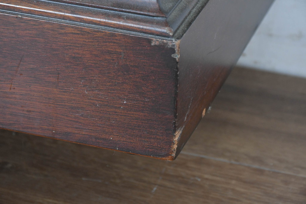 中古　美品　ヒッコリーチェア(HICKORY CHAIR)　上品な木目と繊細な装飾が魅力!!収納とディスプレイを兼ね備えたガラスキャビネット(収納棚、戸棚、カップボード、飾り棚、コレクションケース、ディスプレイケース)(R-083742)