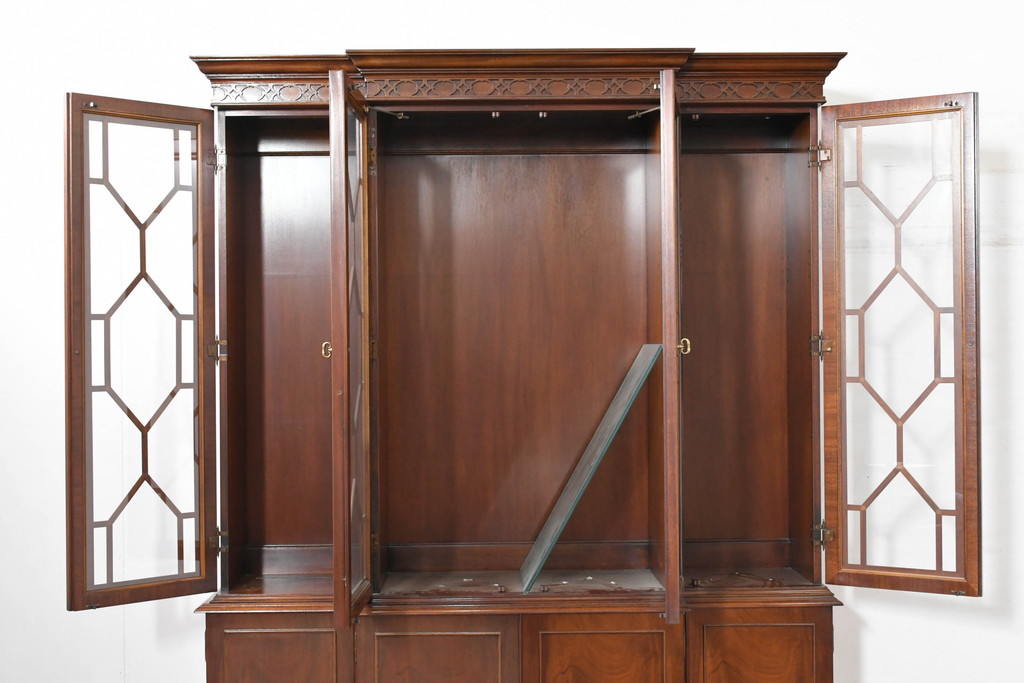 中古　美品　ヒッコリーチェア(HICKORY CHAIR)　上品な木目と繊細な装飾が魅力!!収納とディスプレイを兼ね備えたガラスキャビネット(収納棚、戸棚、カップボード、飾り棚、コレクションケース、ディスプレイケース)(R-083742)