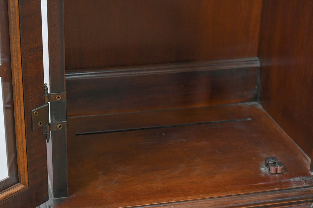 中古　美品　ヒッコリーチェア(HICKORY CHAIR)　上品な木目と繊細な装飾が魅力!!収納とディスプレイを兼ね備えたガラスキャビネット(収納棚、戸棚、カップボード、飾り棚、コレクションケース、ディスプレイケース)(R-083742)