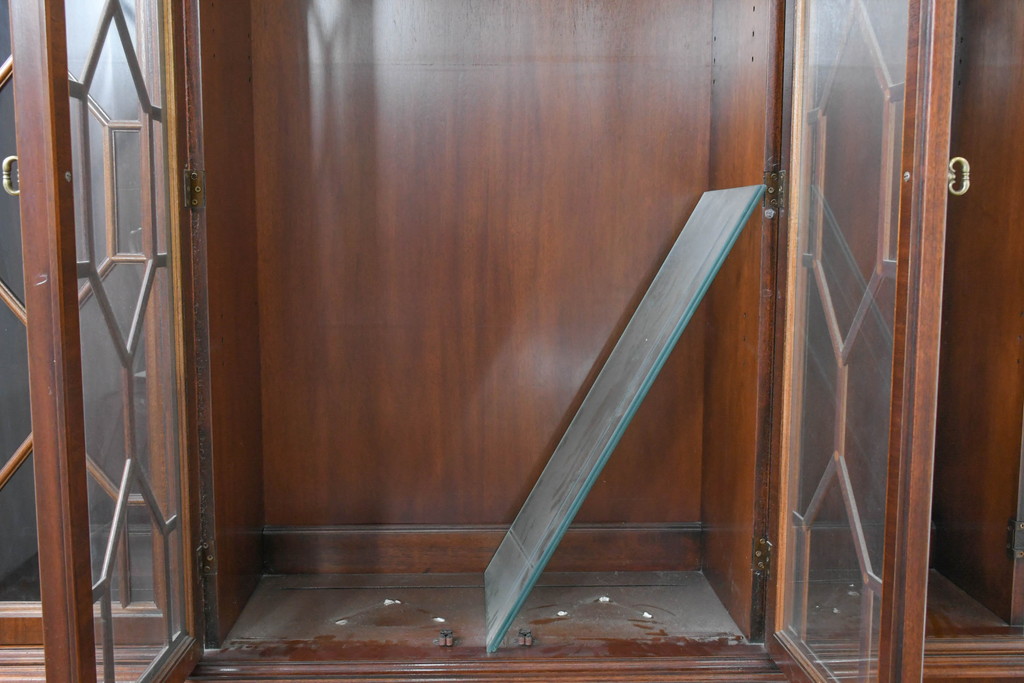 中古　美品　ヒッコリーチェア(HICKORY CHAIR)　上品な木目と繊細な装飾が魅力!!収納とディスプレイを兼ね備えたガラスキャビネット(収納棚、戸棚、カップボード、飾り棚、コレクションケース、ディスプレイケース)(R-083742)