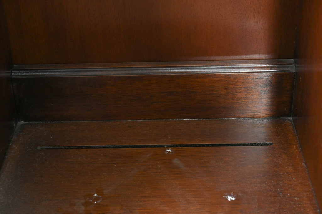 中古　美品　ヒッコリーチェア(HICKORY CHAIR)　上品な木目と繊細な装飾が魅力!!収納とディスプレイを兼ね備えたガラスキャビネット(収納棚、戸棚、カップボード、飾り棚、コレクションケース、ディスプレイケース)(R-083742)