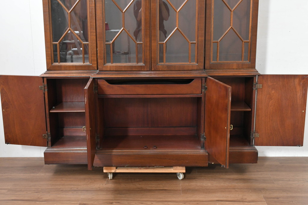中古　美品　ヒッコリーチェア(HICKORY CHAIR)　上品な木目と繊細な装飾が魅力!!収納とディスプレイを兼ね備えたガラスキャビネット(収納棚、戸棚、カップボード、飾り棚、コレクションケース、ディスプレイケース)(R-083742)