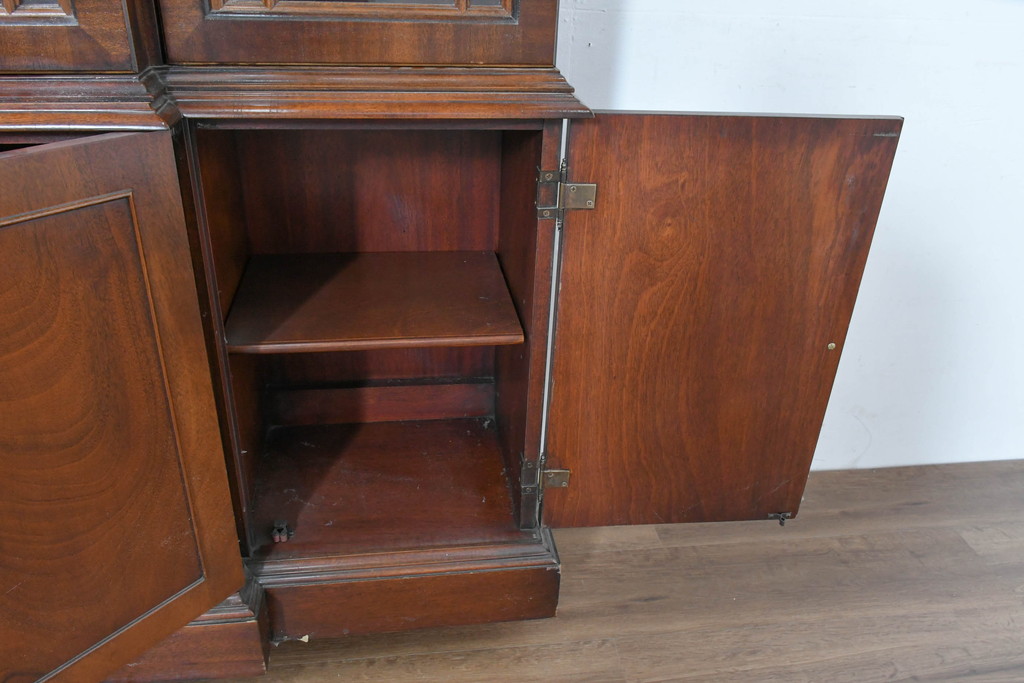 中古　美品　ヒッコリーチェア(HICKORY CHAIR)　上品な木目と繊細な装飾が魅力!!収納とディスプレイを兼ね備えたガラスキャビネット(収納棚、戸棚、カップボード、飾り棚、コレクションケース、ディスプレイケース)(R-083742)