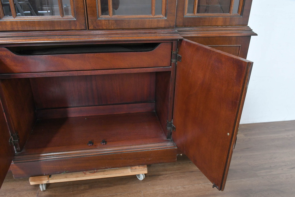 中古　美品　ヒッコリーチェア(HICKORY CHAIR)　上品な木目と繊細な装飾が魅力!!収納とディスプレイを兼ね備えたガラスキャビネット(収納棚、戸棚、カップボード、飾り棚、コレクションケース、ディスプレイケース)(R-083742)