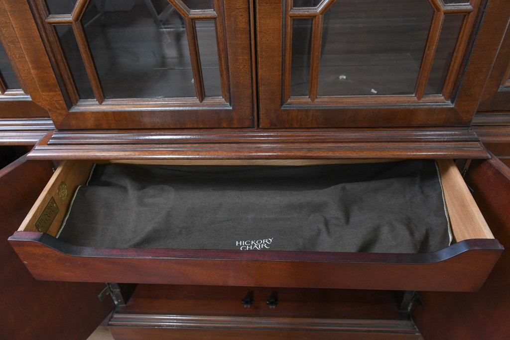 中古　美品　ヒッコリーチェア(HICKORY CHAIR)　上品な木目と繊細な装飾が魅力!!収納とディスプレイを兼ね備えたガラスキャビネット(収納棚、戸棚、カップボード、飾り棚、コレクションケース、ディスプレイケース)(R-083742)