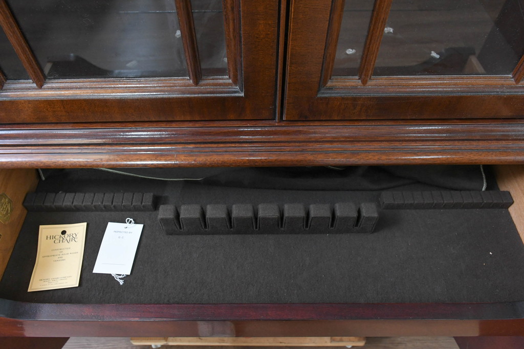 中古　美品　ヒッコリーチェア(HICKORY CHAIR)　上品な木目と繊細な装飾が魅力!!収納とディスプレイを兼ね備えたガラスキャビネット(収納棚、戸棚、カップボード、飾り棚、コレクションケース、ディスプレイケース)(R-083742)