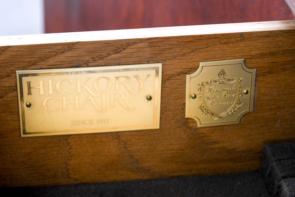 中古　美品　ヒッコリーチェア(HICKORY CHAIR)　上品な木目と繊細な装飾が魅力!!収納とディスプレイを兼ね備えたガラスキャビネット(収納棚、戸棚、カップボード、飾り棚、コレクションケース、ディスプレイケース)(R-083742)
