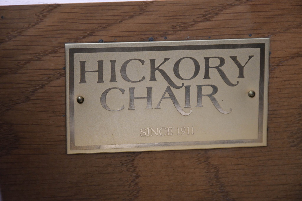 中古　美品　ヒッコリーチェア(HICKORY CHAIR)　上品な木目と繊細な装飾が魅力!!収納とディスプレイを兼ね備えたガラスキャビネット(収納棚、戸棚、カップボード、飾り棚、コレクションケース、ディスプレイケース)(R-083742)