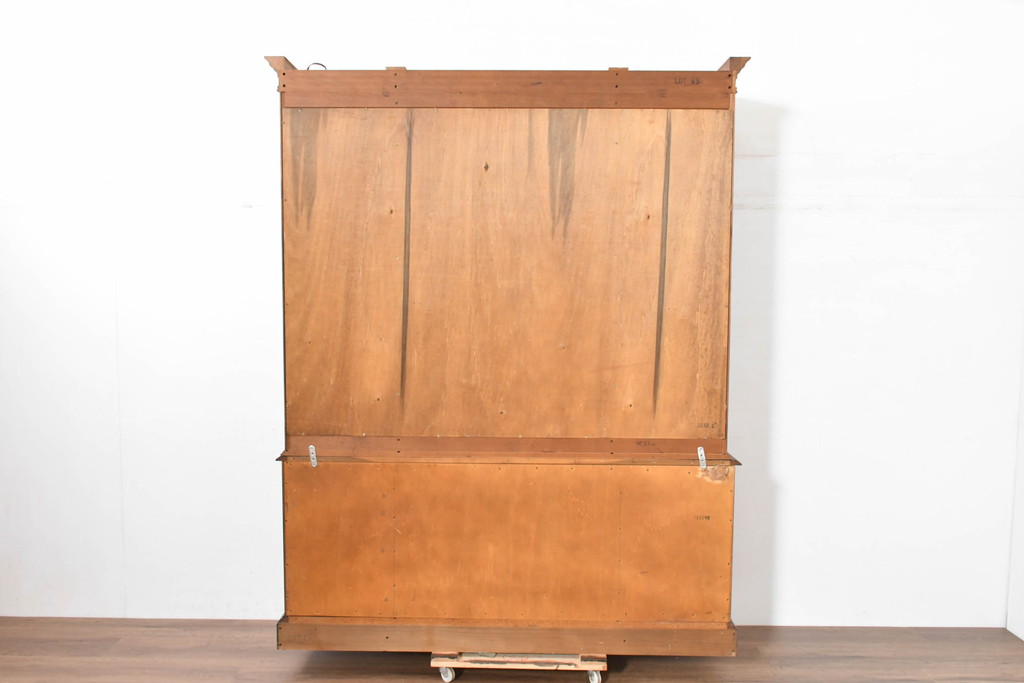 中古　美品　ヒッコリーチェア(HICKORY CHAIR)　上品な木目と繊細な装飾が魅力!!収納とディスプレイを兼ね備えたガラスキャビネット(収納棚、戸棚、カップボード、飾り棚、コレクションケース、ディスプレイケース)(R-083742)