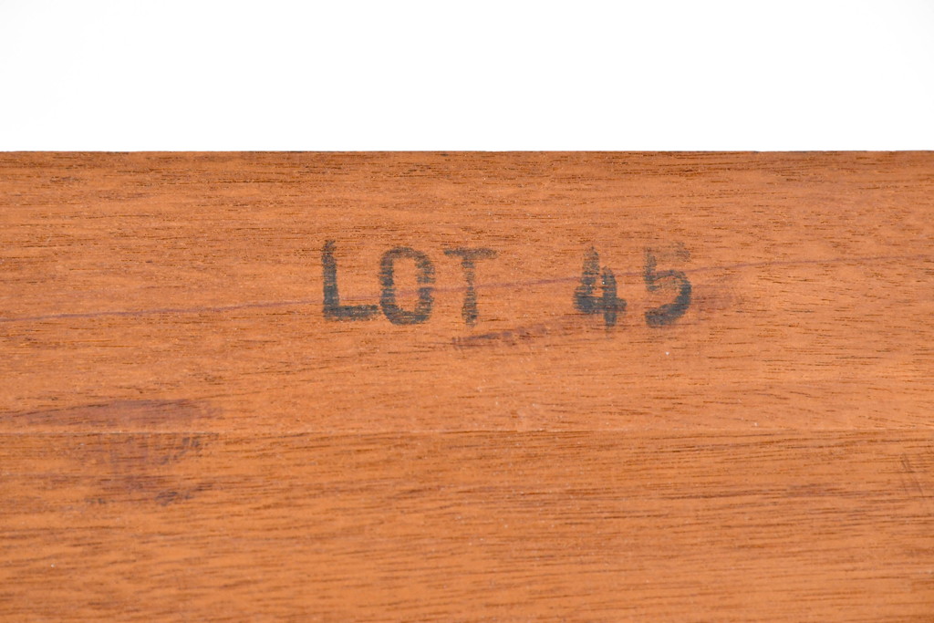 中古　美品　ヒッコリーチェア(HICKORY CHAIR)　上品な木目と繊細な装飾が魅力!!収納とディスプレイを兼ね備えたガラスキャビネット(収納棚、戸棚、カップボード、飾り棚、コレクションケース、ディスプレイケース)(R-083742)