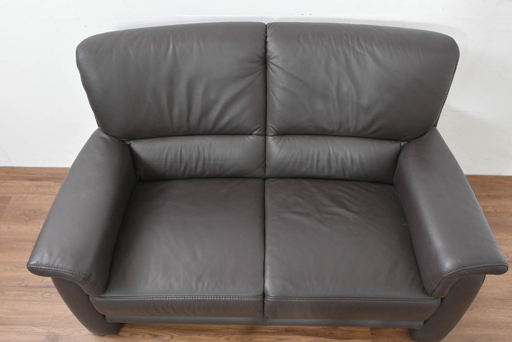 中古　美品　IDC大塚家具取り扱い　ヒモラ(himolla)　上質な本革素材と快適な座り心地が魅力の2Pソファ(レザー、アームソファ、二人掛け、2人掛け)(定価約25万円)(R-083784)