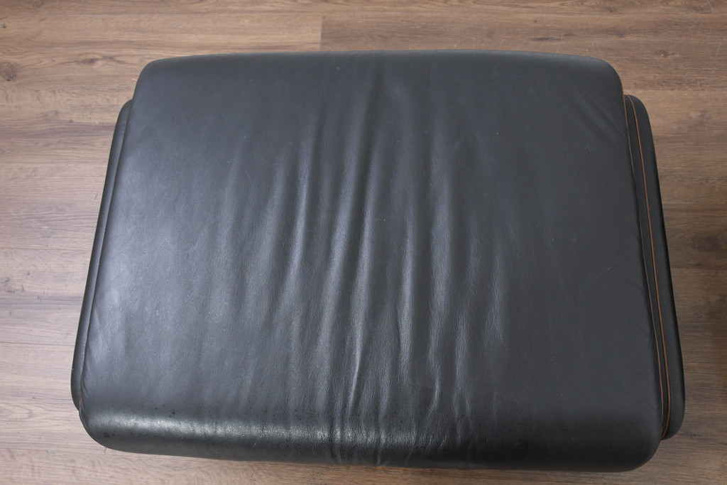ドイツビンテージ　美品　オールド ヒモラ(himolla)　名門椅子工房オオタで張り替え済み　本革(レザー)　クラシックデザインで長く愛用できるオットマン2点セット(フットスツール、1Pソファ、1人掛けソファ、一人掛けソファ、椅子、イス、チェア、ヴィンテージ)(R-083591)