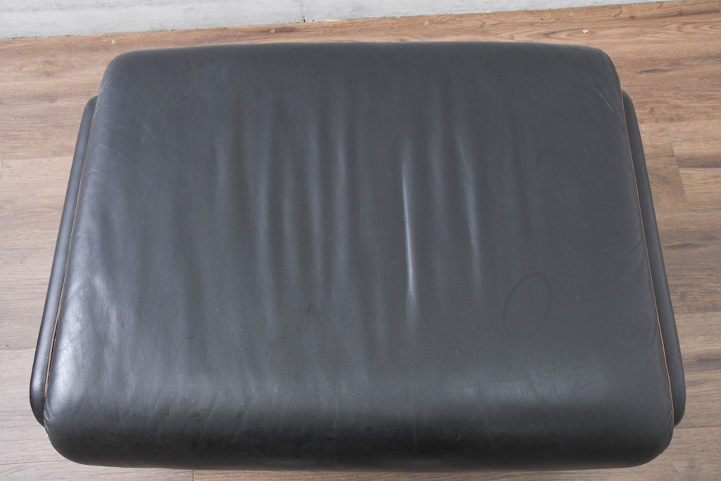 ドイツビンテージ　美品　オールド ヒモラ(himolla)　名門椅子工房オオタで張り替え済み　本革(レザー)　クラシックデザインで長く愛用できるオットマン2点セット(フットスツール、1Pソファ、1人掛けソファ、一人掛けソファ、椅子、イス、チェア、ヴィンテージ)(R-083591)