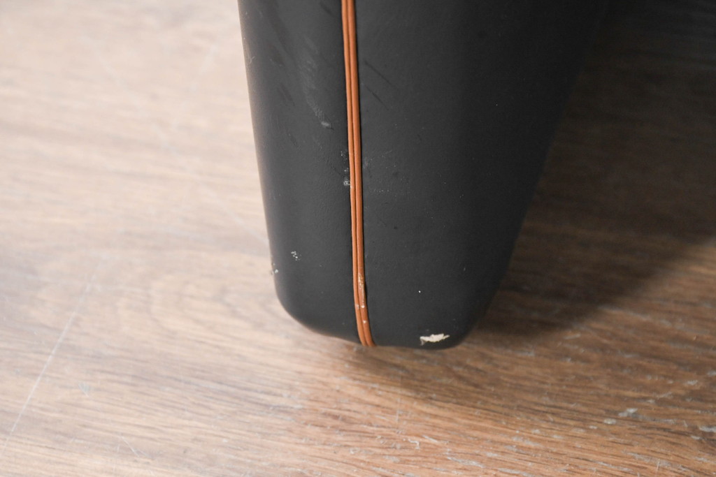 ドイツビンテージ　美品　オールド ヒモラ(himolla)　名門椅子工房オオタで張り替え済み　本革(レザー)　クラシックデザインで長く愛用できるオットマン2点セット(フットスツール、1Pソファ、1人掛けソファ、一人掛けソファ、椅子、イス、チェア、ヴィンテージ)(R-083591)
