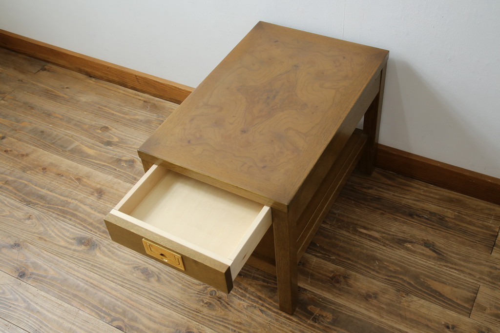 中古　美品!!　カリモク家具(karimoku)　domani(ドマーニ)　Morganton(モーガントン)　希少なライトコニャック色!ゴールドの引手がアクセントのサイドテーブル(エンドテーブル、ナイトテーブル、花台、飾り台)(定価約13万5千円)(R-079727)
