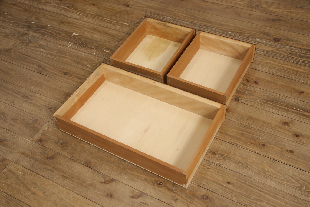 中古　美品　松本民芸家具　波打つデザインがおしゃれな印象を与えるカップボード(食器棚、収納棚、飾り棚)(R-058542)