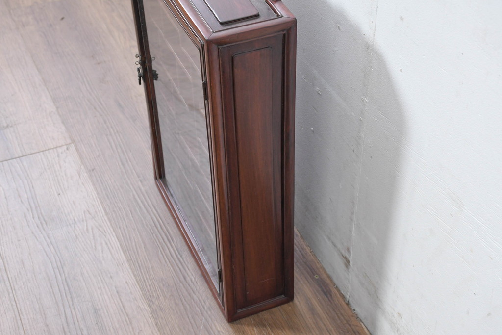 アジア民芸家具　中古　美品　唐木製　李朝デザインの壁掛けガラスケース(ウォールキャビネット、収納棚、吊り戸棚、ショーケース、Gケース、コレクションケース、ディスプレイケース、飾り棚、店舗什器)(R-083522)
