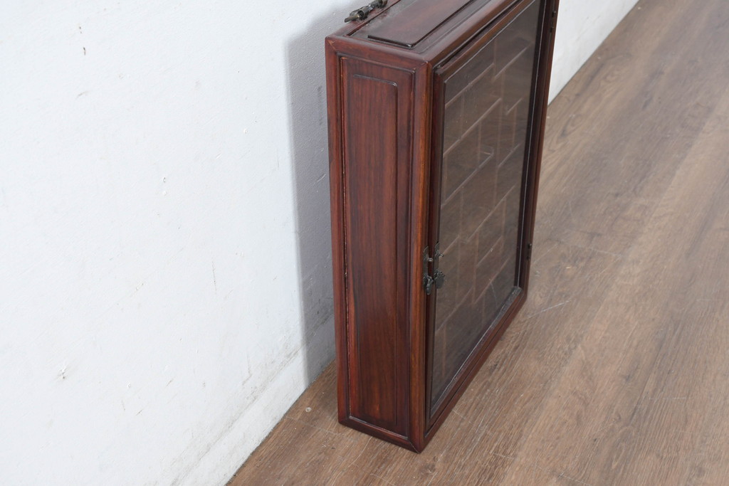 アジア民芸家具　中古　美品　唐木製　李朝デザインの壁掛けガラスケース(ウォールキャビネット、収納棚、吊り戸棚、ショーケース、Gケース、コレクションケース、ディスプレイケース、飾り棚、店舗什器)(R-083522)