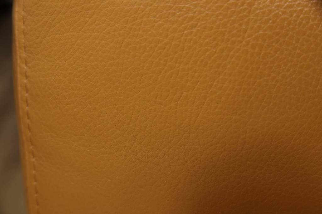 中古　美品　IDC大塚家具　Domicil(ドミシール)　ユニークなデザインが空間のアクセントになるレザーソファ(本革、一人掛けソファ、1P、1人掛け)(定価約16万円)(R-059929)