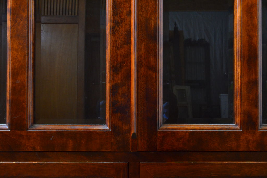中古　九州民芸家具　建具や引き出し前面に施された面取りの意匠が美しいブックケース(本箱、本棚、飾り棚、キャビネット、収納棚、戸棚)(R-062214)