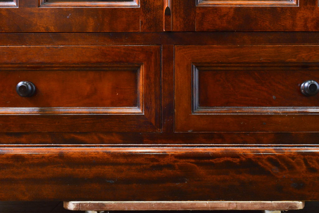 中古　九州民芸家具　建具や引き出し前面に施された面取りの意匠が美しいブックケース(本箱、本棚、飾り棚、キャビネット、収納棚、戸棚)(R-062214)
