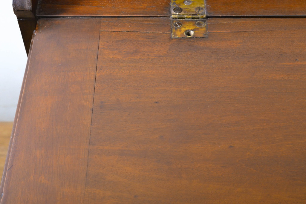 イギリスアンティーク　マホガニー材　凝ったつくりの取っ手がクラシカルな雰囲気を高めるライティングビューロー(チェスト、ワークデスク、在宅ワーク用デスク、在宅用、机、引き出し)(R-063350)