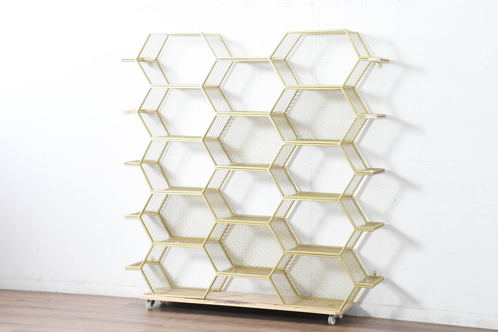 中古　展示品　美品　高級輸入家具　コティル(kotile)　六角形のハニカム構造がお洒落!アートのようにディスプレイできるハニカムメタルシェルフ(飾り棚、陳列棚、オープンラック、オープンシェルフ)(定価約28万円)(R-083779)