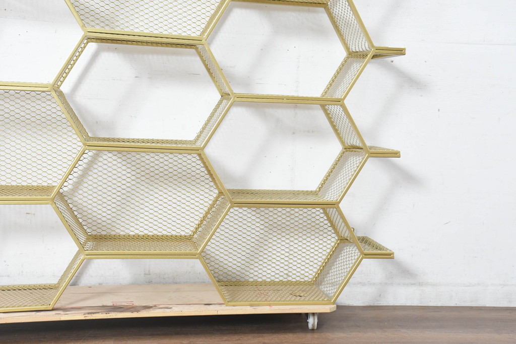 中古　展示品　美品　高級輸入家具　コティル(kotile)　六角形のハニカム構造がお洒落!アートのようにディスプレイできるハニカムメタルシェルフ(飾り棚、陳列棚、オープンラック、オープンシェルフ)(定価約28万円)(R-083779)