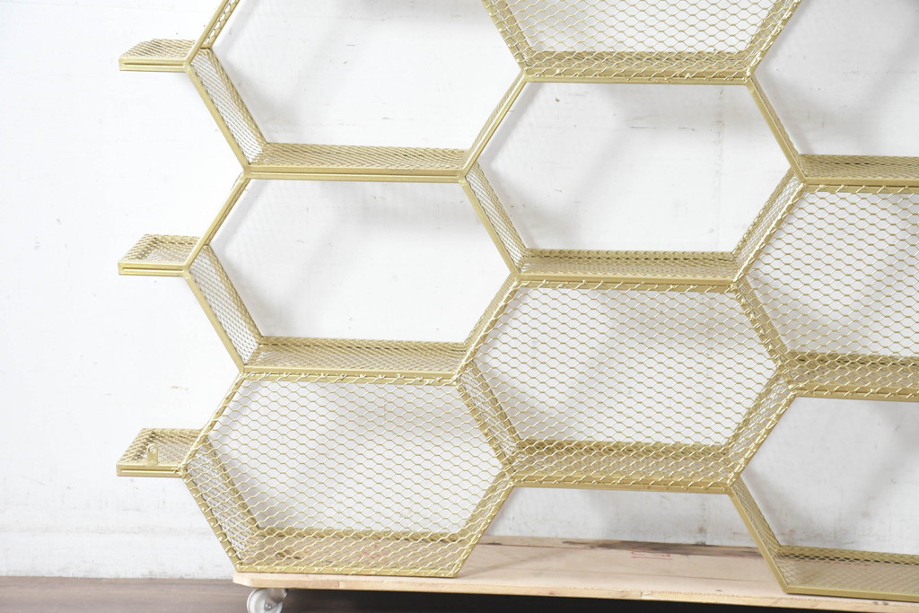 中古　展示品　美品　高級輸入家具　コティル(kotile)　六角形のハニカム構造がお洒落!アートのようにディスプレイできるハニカムメタルシェルフ(飾り棚、陳列棚、オープンラック、オープンシェルフ)(定価約28万円)(R-083779)
