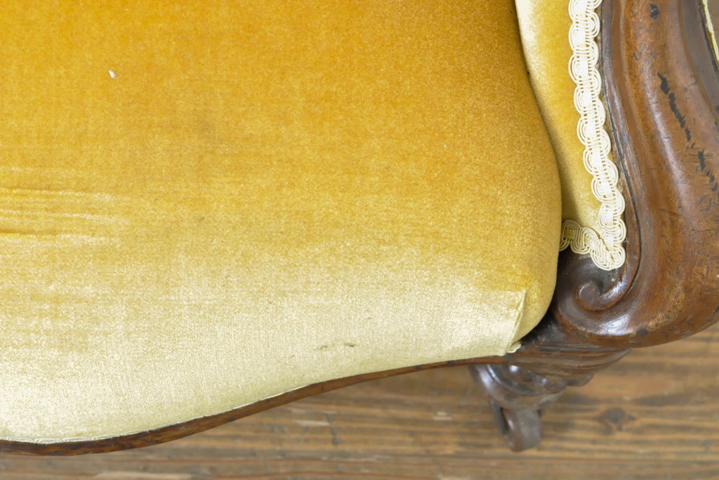 イギリスアンティーク　マホガニー材　イエローカラーのファブリックが空間を華やかに彩るサロンチェア(1人掛けソファ、一人掛けソファ、1P、ラウンジチェア、アームチェア、イージーチェア、椅子、イス)(R-063254)