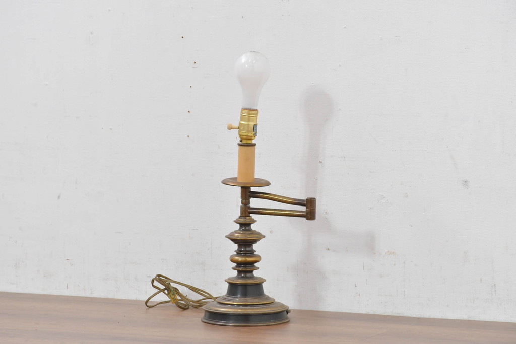 中古　アメリカ製　高級輸入品　真鍮製　レトロな美しさと実用性を兼ね備えたテーブルスタンド(卓上照明、デスクスタンド、ナイトランプ、ブラス)(R-083631)