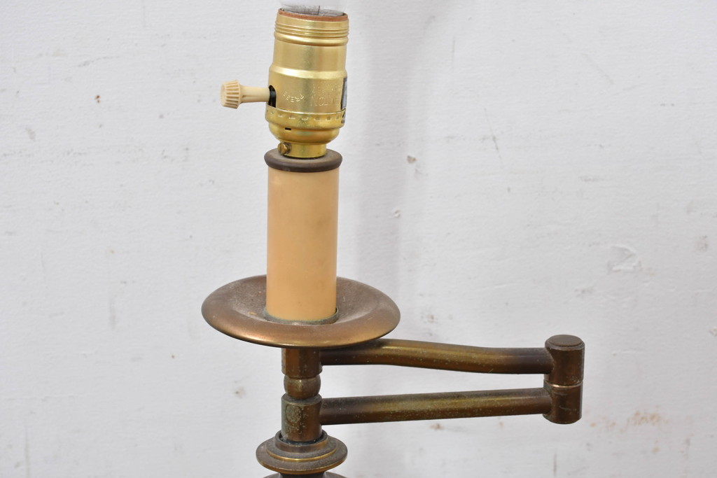 中古　アメリカ製　高級輸入品　真鍮製　レトロな美しさと実用性を兼ね備えたテーブルスタンド(卓上照明、デスクスタンド、ナイトランプ、ブラス)(R-083631)
