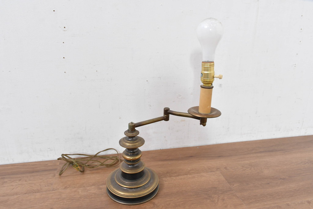 中古　アメリカ製　高級輸入品　真鍮製　レトロな美しさと実用性を兼ね備えたテーブルスタンド(卓上照明、デスクスタンド、ナイトランプ、ブラス)(R-083631)